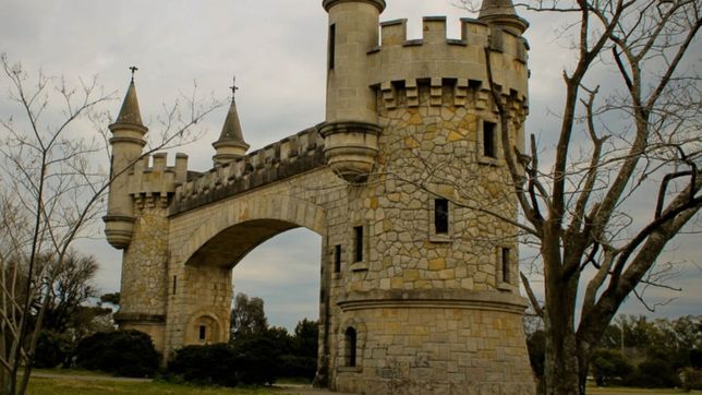 con un revolver y palos, cinco ladrones asaltaron a una pareja en el parque pereyra iraola