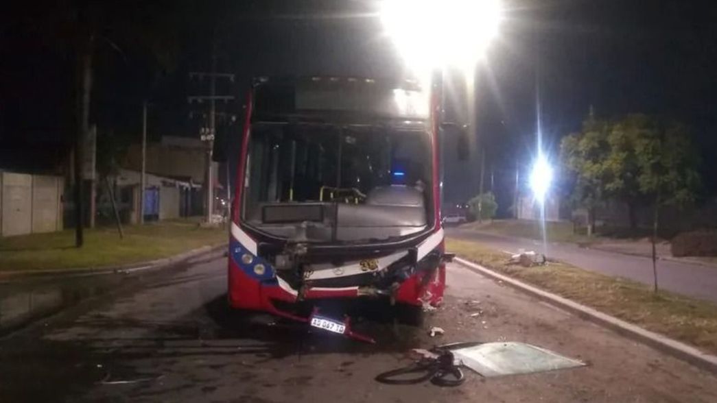 Un herido tras el brutal choque entre un micro y un camión recolector en La Plata