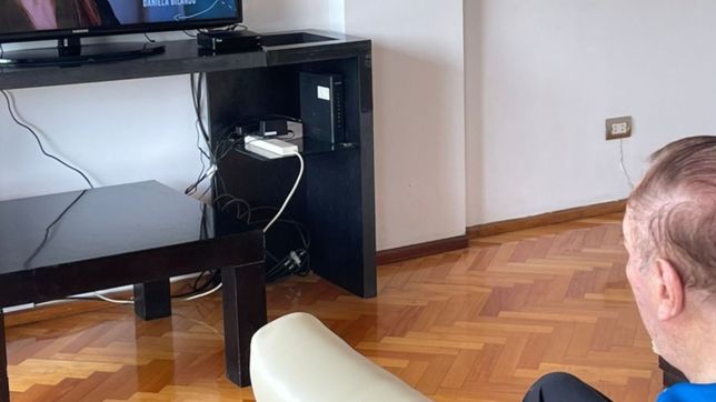 federico d?elia compartio una foto de carlos bilardo viendo su serie y se hizo viral