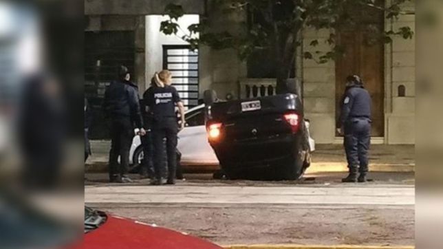 un auto perdio el control, volco y quedo en medio de la calle