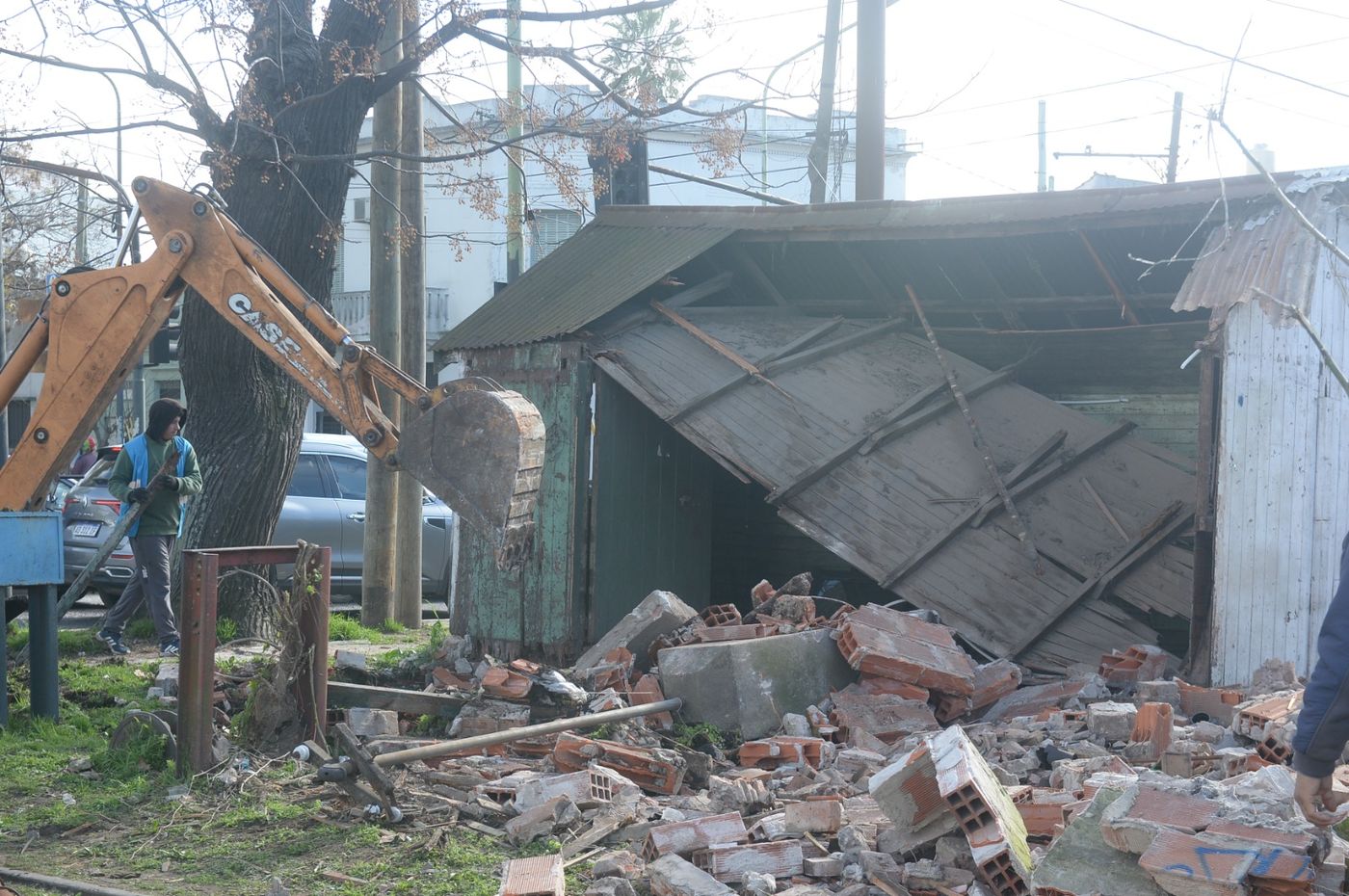 La demolición de una de las construcciones ferroviarias en 120 y 38 del Barrio Hipódromo