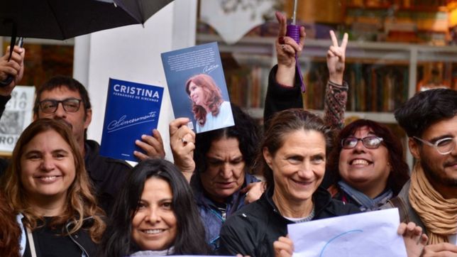 furor en la plata por el libro de cristina kirchner: se agoto en el primer dia de venta
