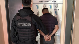 atraparon en la plata a un ladron con un inhibidor de alarmas e intento sobornar a los policias para zafar atraparon en la plata a un ladron con un inhibidor de alarmas e intento sobornar a los policias para zafar