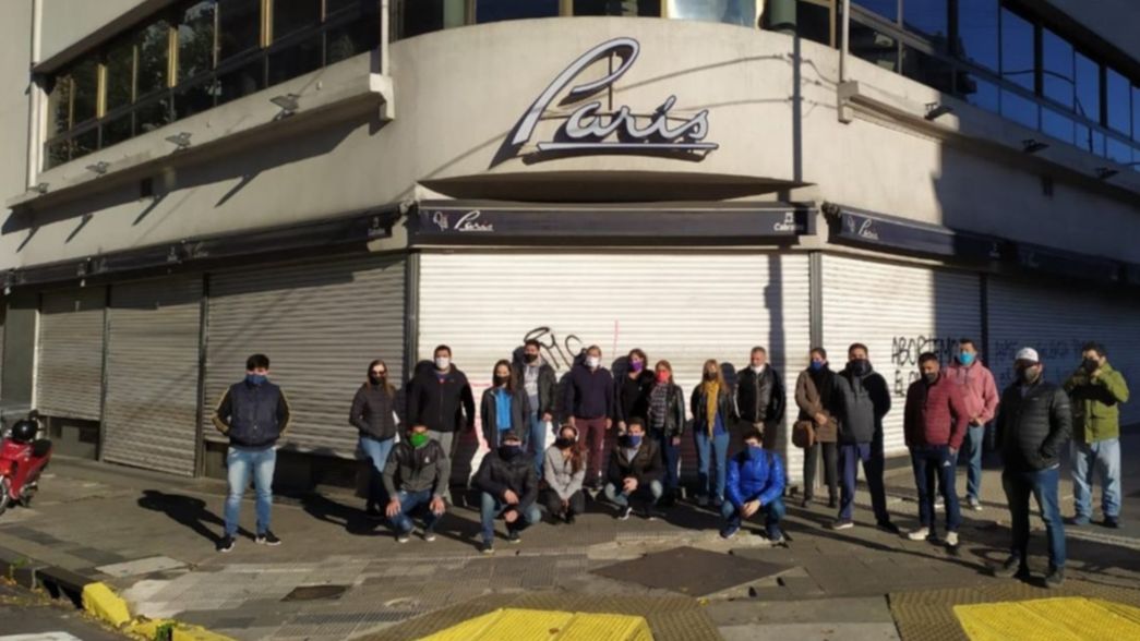 Trabajadores de La París reclaman en la puerta de la confitería y piden respuestas