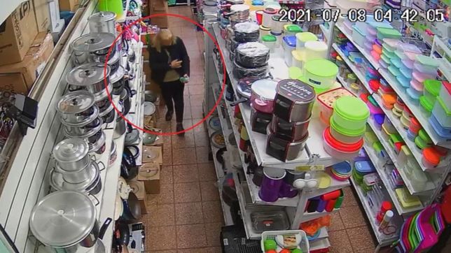 una mechera quedo filmada tras robar productos en dos comercios de la plata