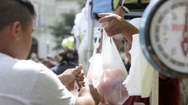 por la crisis economica, vuelve la feria del trueque a los hornos