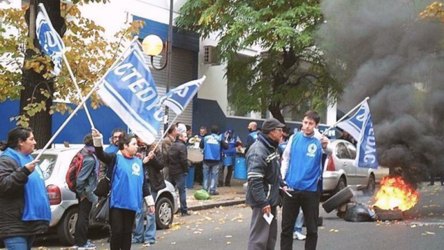 se agrava el conflicto con utedyc por la crisis salarial en el lobo y se habra una movilizacion