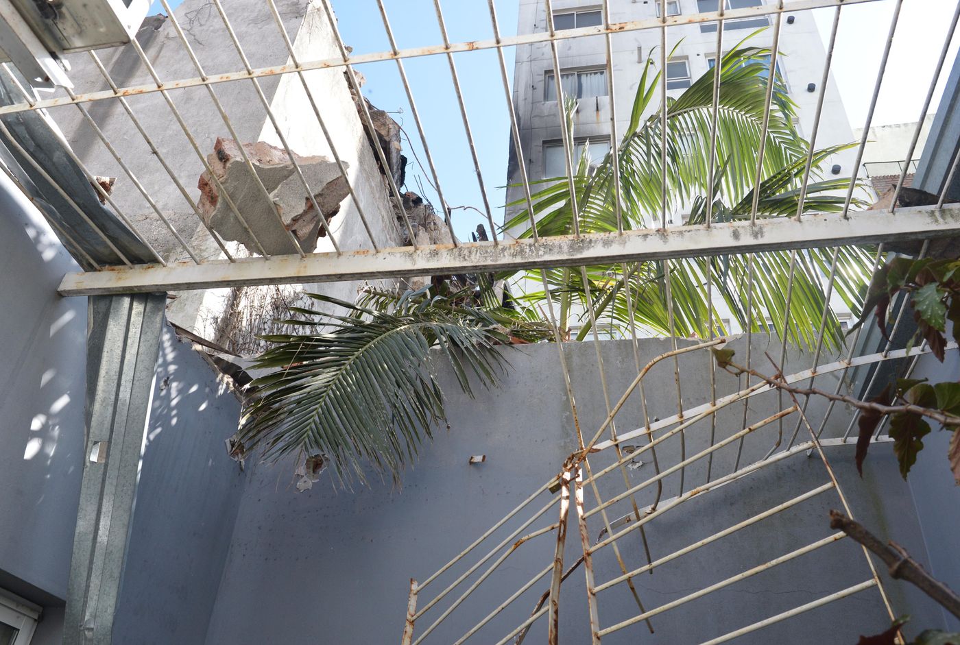 Los escombros sobre las rejas que cubren el patio interno de la casa
