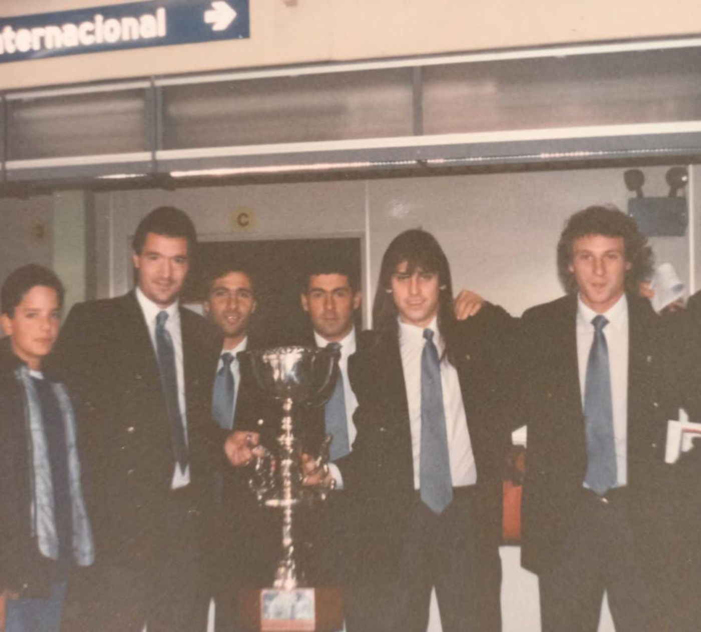 El plantel de Gimnasia con la Copa.jpg