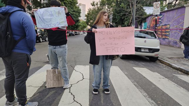 estudiantes reclamaron por calefaccion y contra la agresion al director