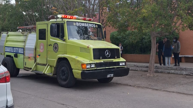 un experimento fallido en una escuela termino con una explosion y los alumnos evacuados