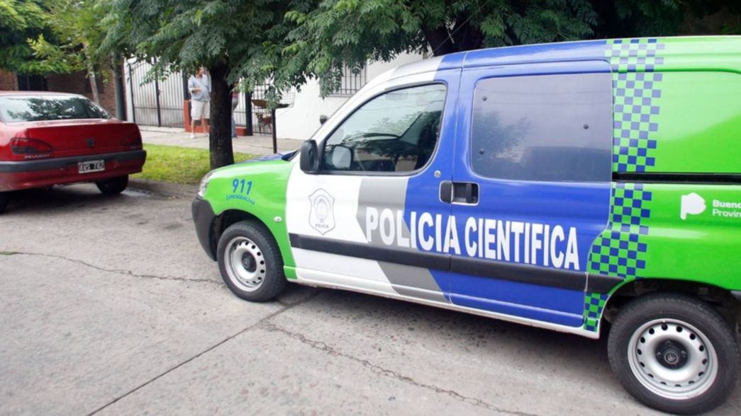 Entradera armada en La Plata: amenazaron y desvalijaron a un docente y su pareja