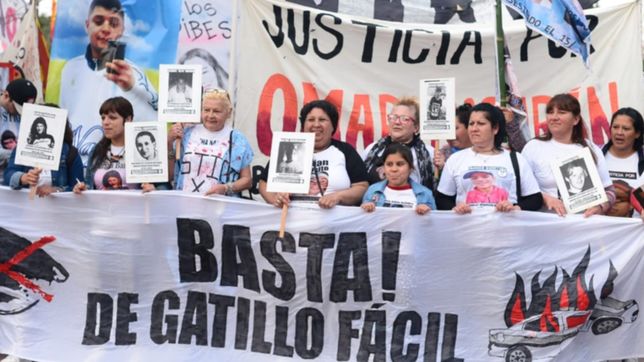 marchan a la gobernacion en la plata contra el gatillo facil y la violencia estatal