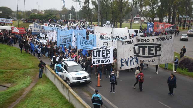 manifestacion y transito complicado en la subida de la autopista la plata-buenos aires