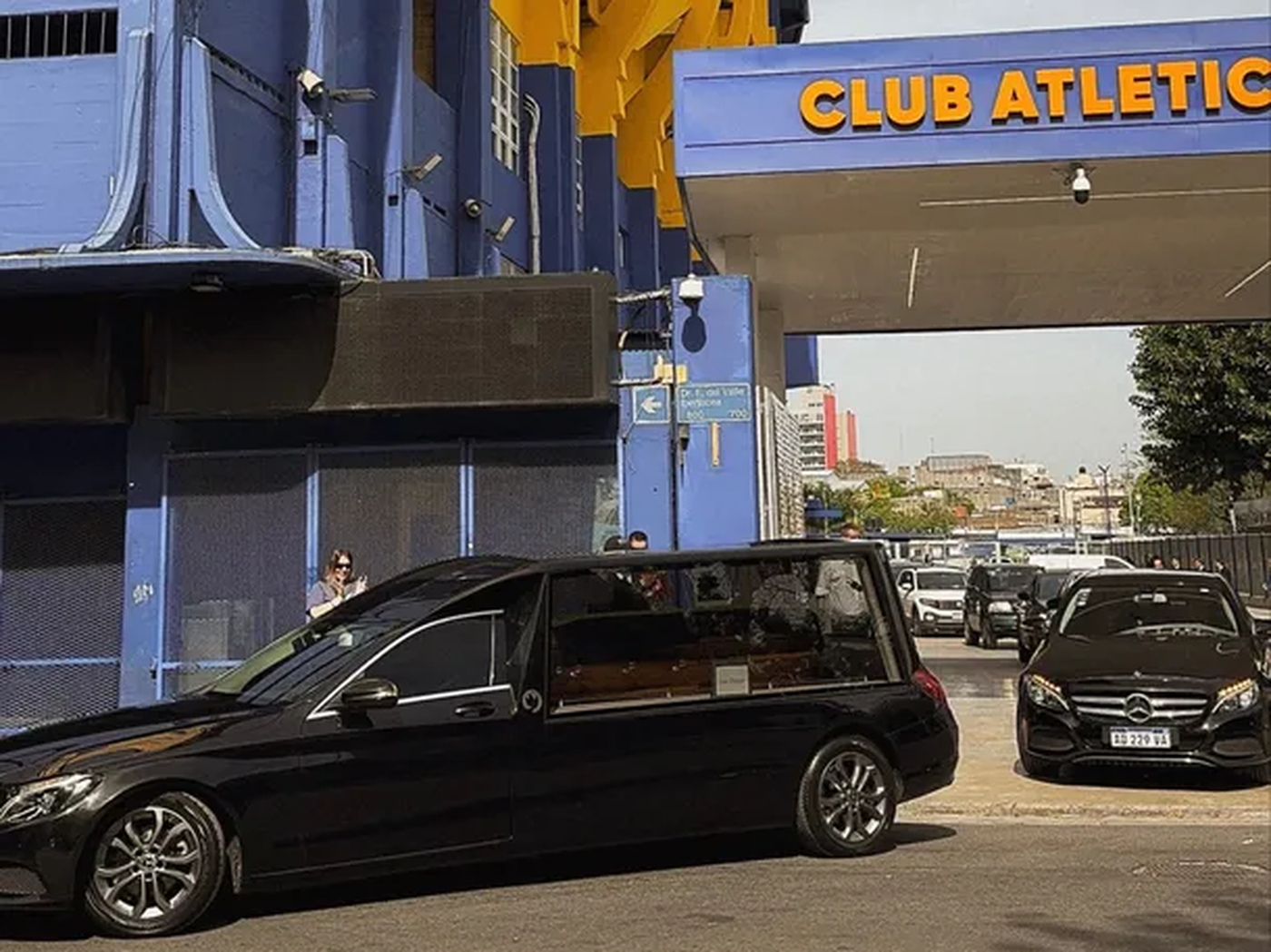 El coche f&uacute;nebre con los restos de Miguel Russo saliendo de la Bombonera