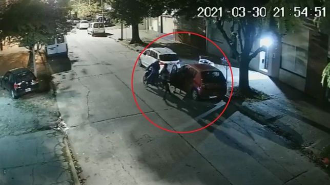 video: asi asaltaron en cinco segundos a una mujer que subia a su auto en la plata