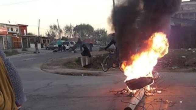 piquete en un barrio de la plata por un corte de luz que lleva dos dias