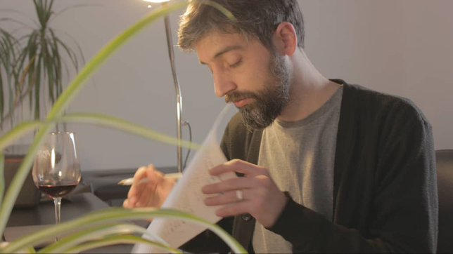 vacios, la primera novela de jorge luis alonso y el desafio de moverse entre el humor y el drama