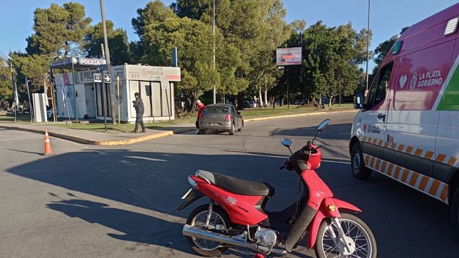 una mujer embarazada herida tras un choque en la rotonda de acceso a la plata
