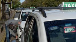 se viene otro fuerte aumento en las tarifas de los taxis platenses