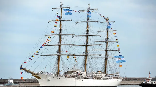 la fragata libertad llego al puerto la plata y sera puesta a punto en el astillero rio santiago