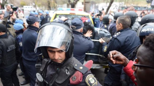 un dia despues del enfrentamiento con la policia, los manteros marchan en la plata