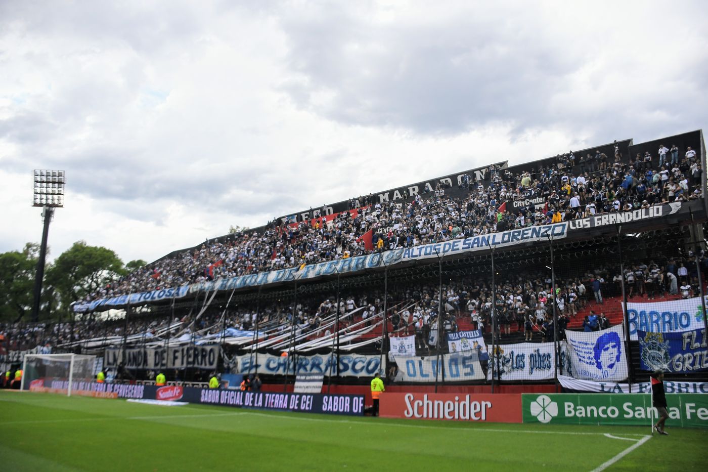 Hinchada Gimnasia Colón.JPG