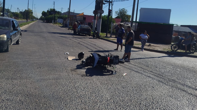 un violento accidente entre una moto y un auto termino con un joven internado