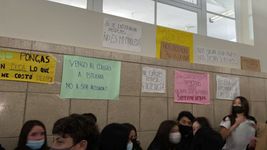 video: sentada y polemica tras graves denuncias de acoso en un colegio de la plata video: sentada y polemica tras graves denuncias de acoso en un colegio de la plata