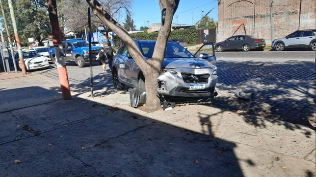 un choque en cadena entre dos autos y un patrullero termino con dos internados