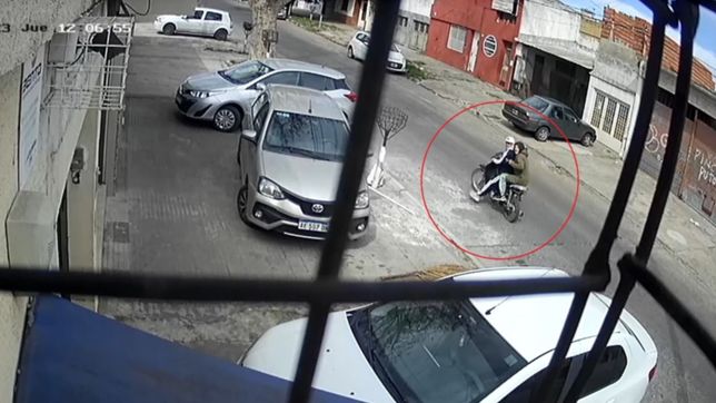 video: alerta por una pareja de motochorros que tiene en vilo a un barrio de la plata