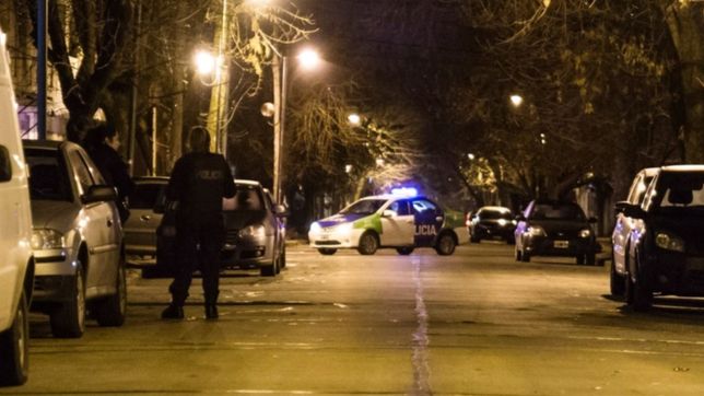 entraron por los techos y asaltaron a un matrimonio de abuelos en la plata