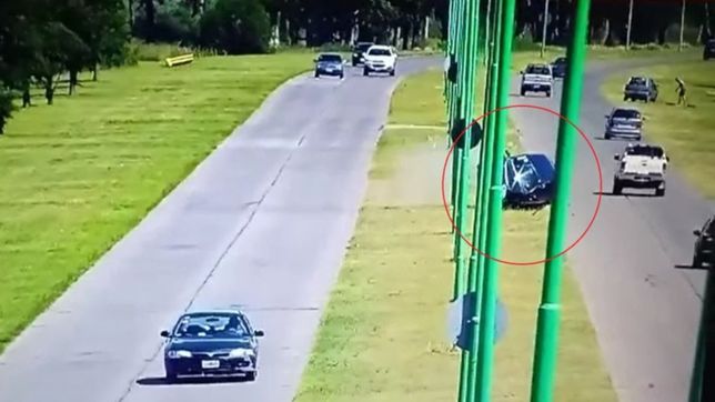 video: manejaba borracho, se llevo puesto un poste de luz y volco en diagonal 74