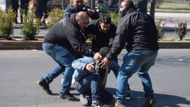cinco detenidos tras la represion a trabajadores del astillero en pleno centro de la plata