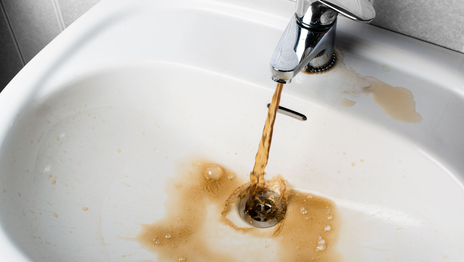 Piden informes a ABSA por el agua marrón que apareció en distintos barrios de La Plata