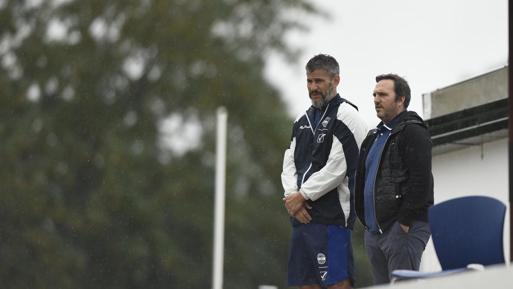 Mientras Pereyra sigue al frente del equipo, Gimnasia se reúne con un entrenador y se baja una opción