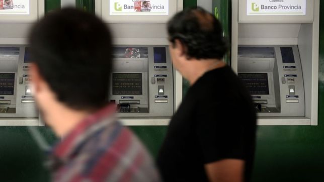 el gobierno nacional planea impulsar un aumento del salario minimo, vital y movil