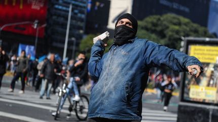 Marcha, incidentes y fuerte operativo policial por una protesta en el Obelisco