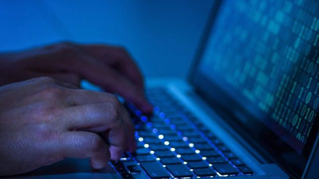 celulares, pendrives y camaras: cayo un joven de 24 anos en la plata acusado de grooming