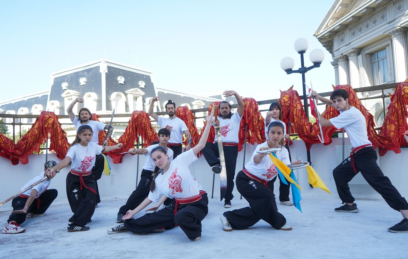 Los colores celeste y amarillo representan en la cultura china el cielo y la tierra Los colores celeste y amarillo representan en la cultura china el cielo y la tierra