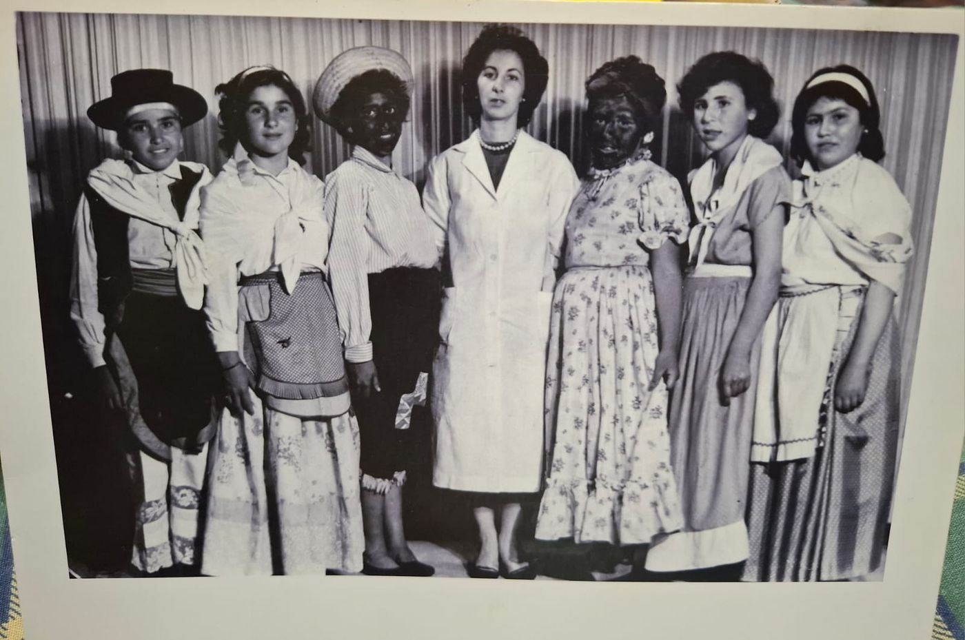 Estela posa con sus alumnas durante un acto patrio. 