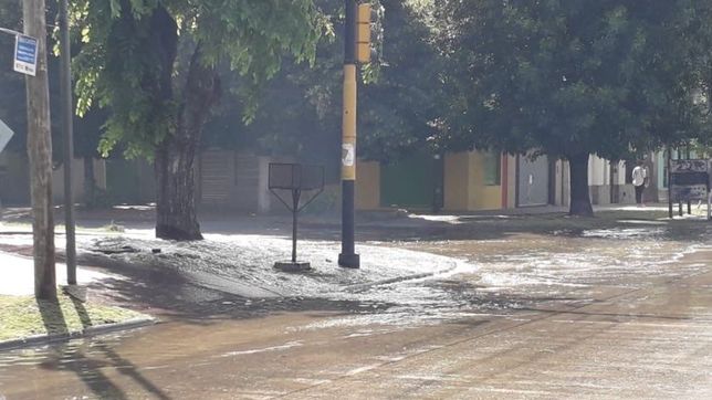 se rompio un acueducto de absa y genero una catarata de agua en villa elvira