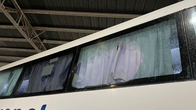 atacaron a piedrazos un costera en la bajada de la autopista la plata-buenos aires