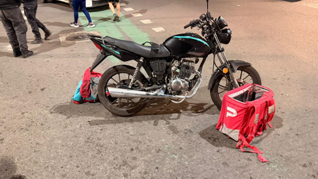 Un repartidor de Pedidos de La Plata Ya chocó contra un auto y terminó en el Hospital Un repartidor de Pedidos de La Plata Ya chocó contra un auto y terminó en el Hospital