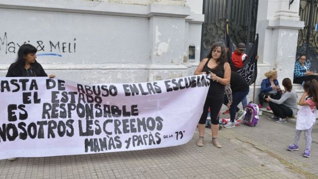 familiares de alumnos marcharon frente a la escuela del docente acusado de abusos