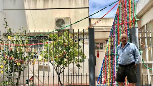 un abuelo platense armo un arbol de navidad con 10.000 tapitas de gaseosa