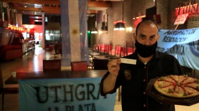 en medio de la toma, los trabajadores reabrieron la pizzeria falkner