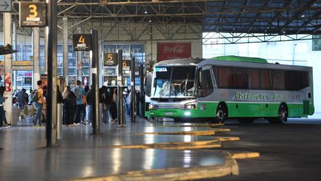 Viajar en micro de La Plata a Capital Federal ida y vuelta ya cuesta unos $130.000 por mes Viajar en micro de La Plata a Capital Federal ida y vuelta ya cuesta unos $130.000 por mes