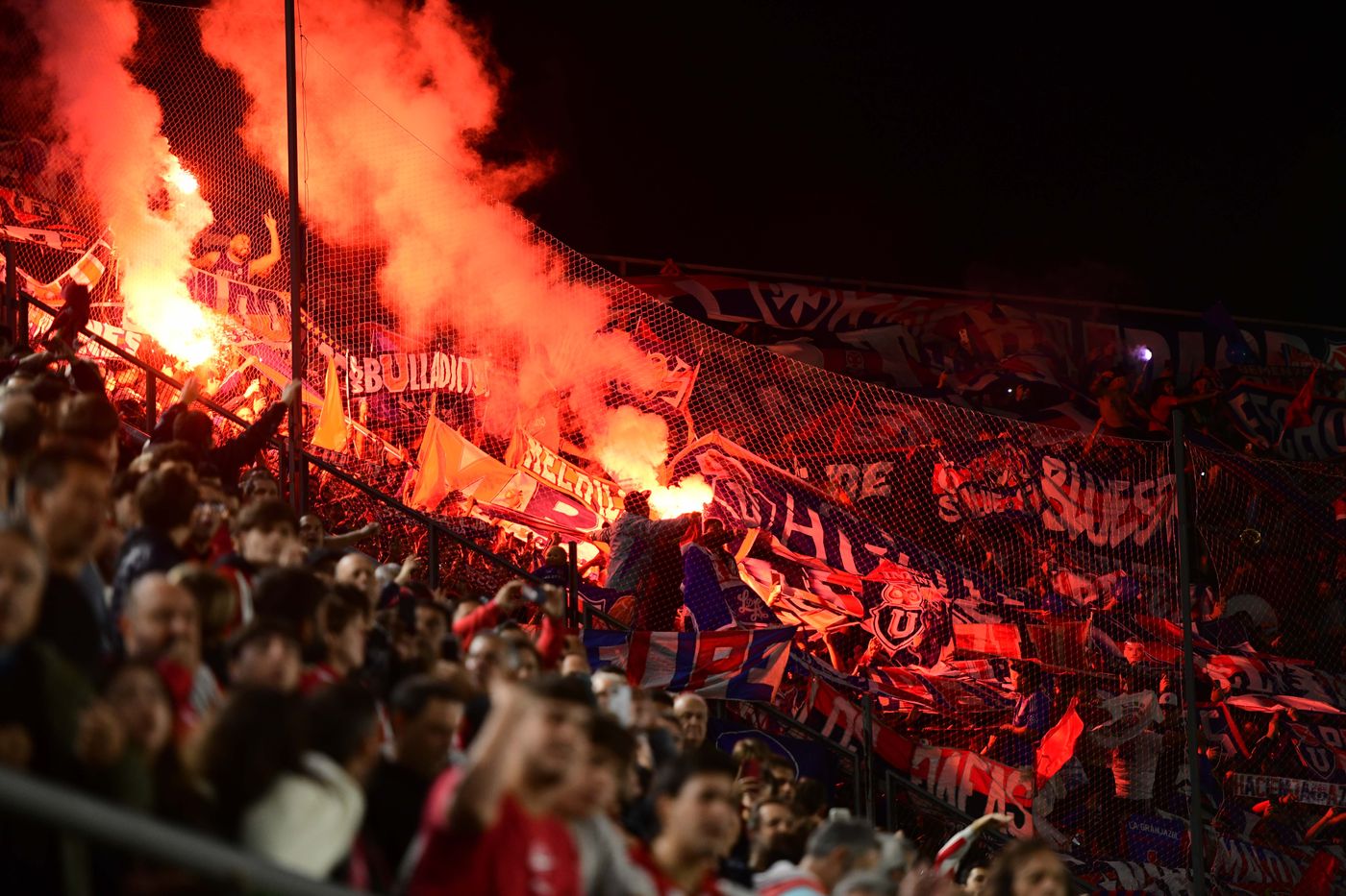 Estudiantes Universidad de Chile hinchada visitante bengalas.jpg