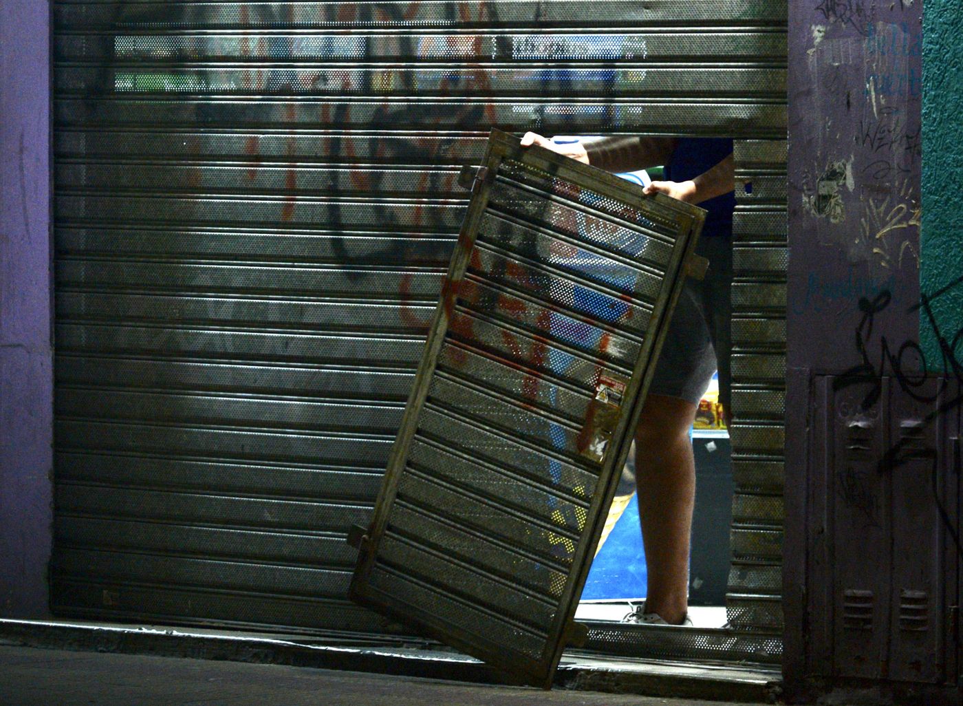 restricciones nocturna pandemia cuarentena locales supermercados persianas